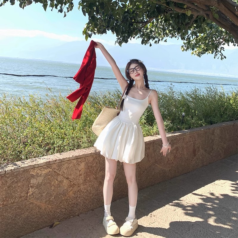 蘇三三 法式赫本風芭蕾吊帶連衣裙女2025新款高級感白色花苞短裙