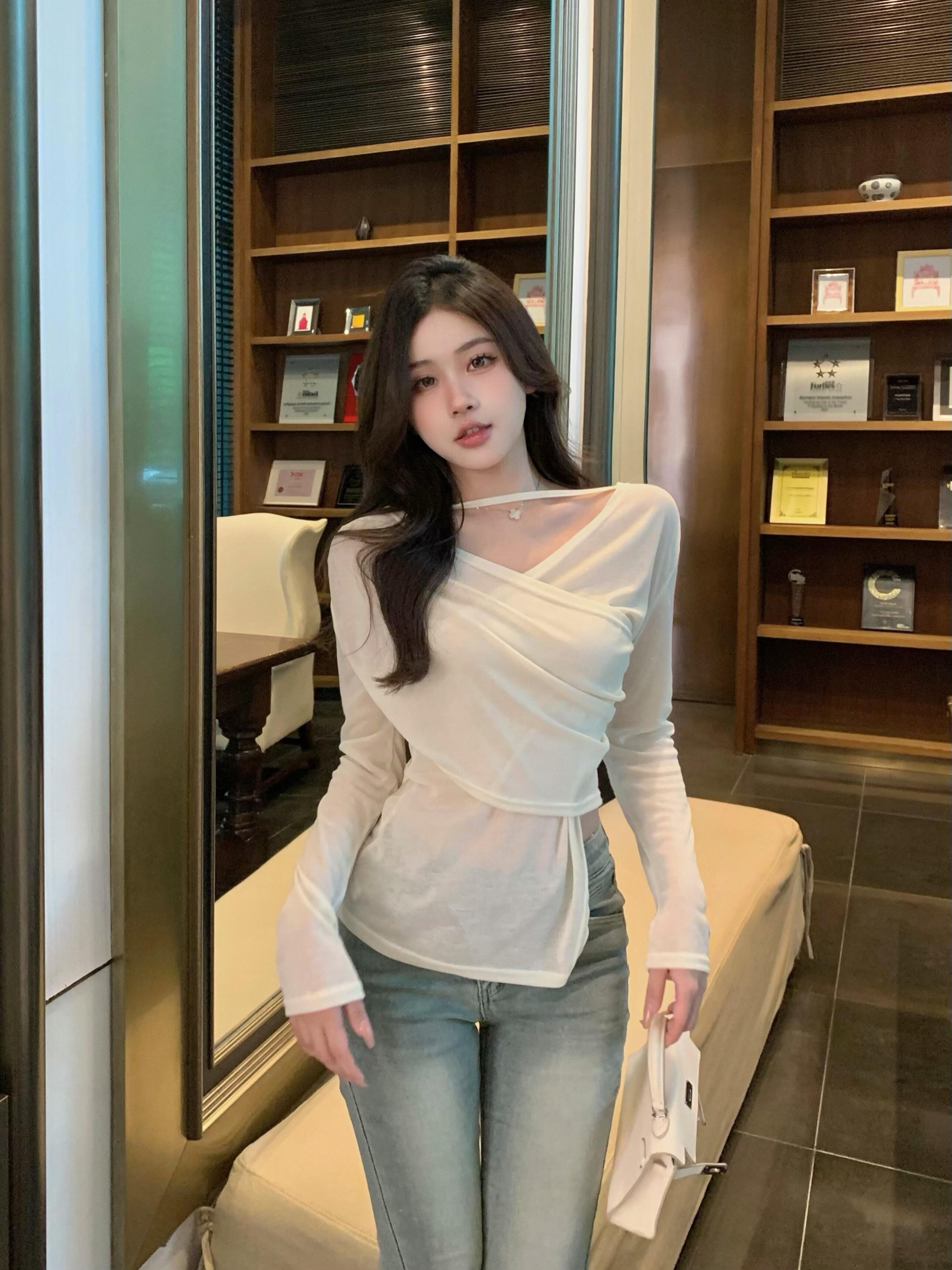 Real shots of niche design cross long-sleeved T-shirt for women in spring chic irregular slim sunscreen top