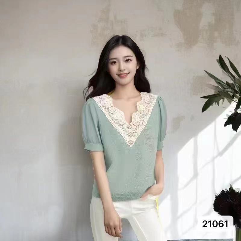 2025 spring and summer new V-neck lace spliced ​​knitted baby cuffs Korean and Japanese age-reducing slim lady young woman gentle and elegant S