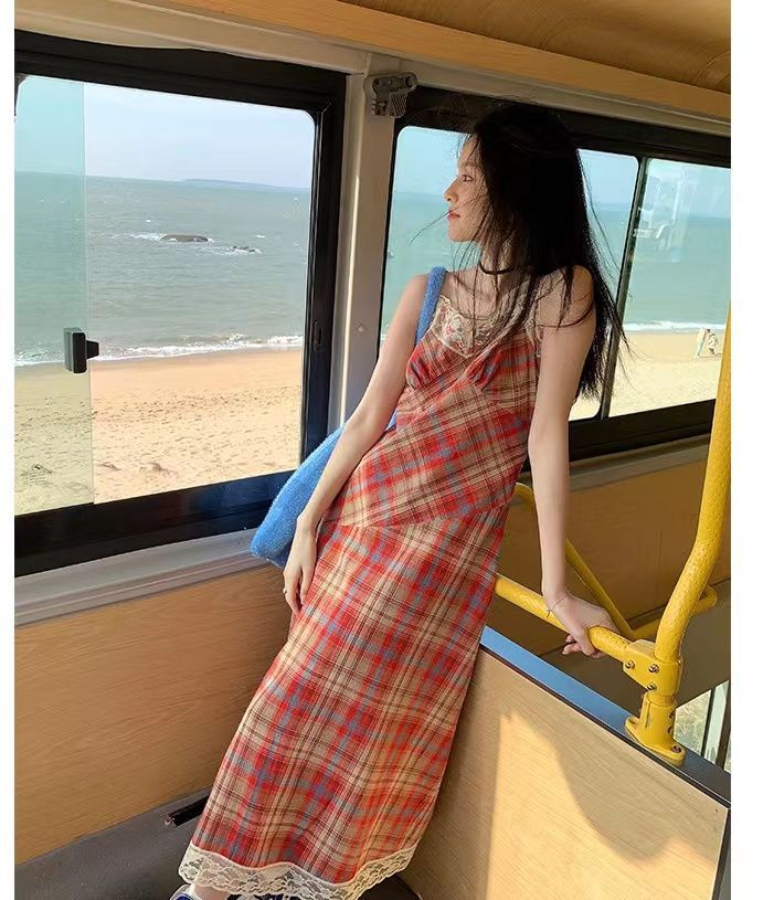 格子長裙2025夏新款蕾絲V領修身高腰茶歇法式格子吊帶連衣裙女