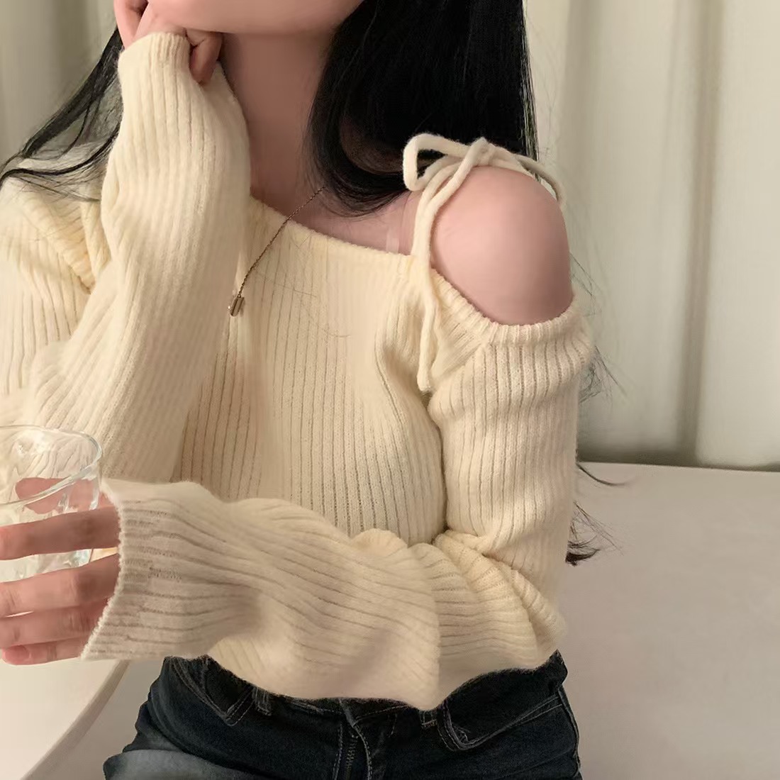 紅色一字肩系帶針織衫女秋季新款設計感短款不規則毛衣短上衣