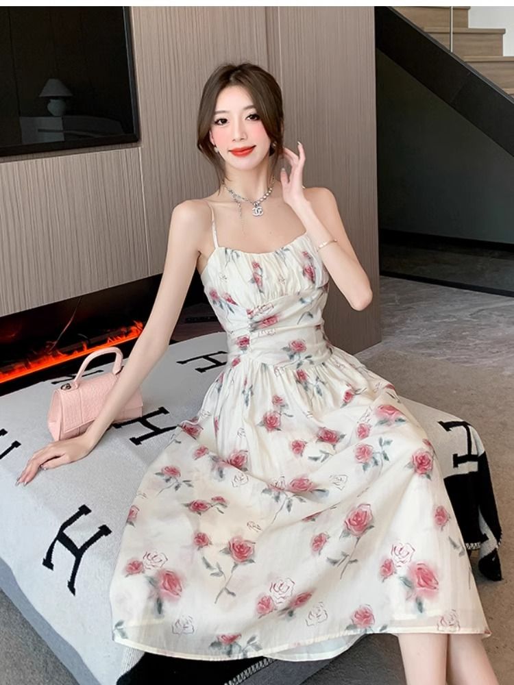 浪漫茶歇連衣裙夏季新款吊帶玫瑰法式收腰碎花海邊度假仙女裙子