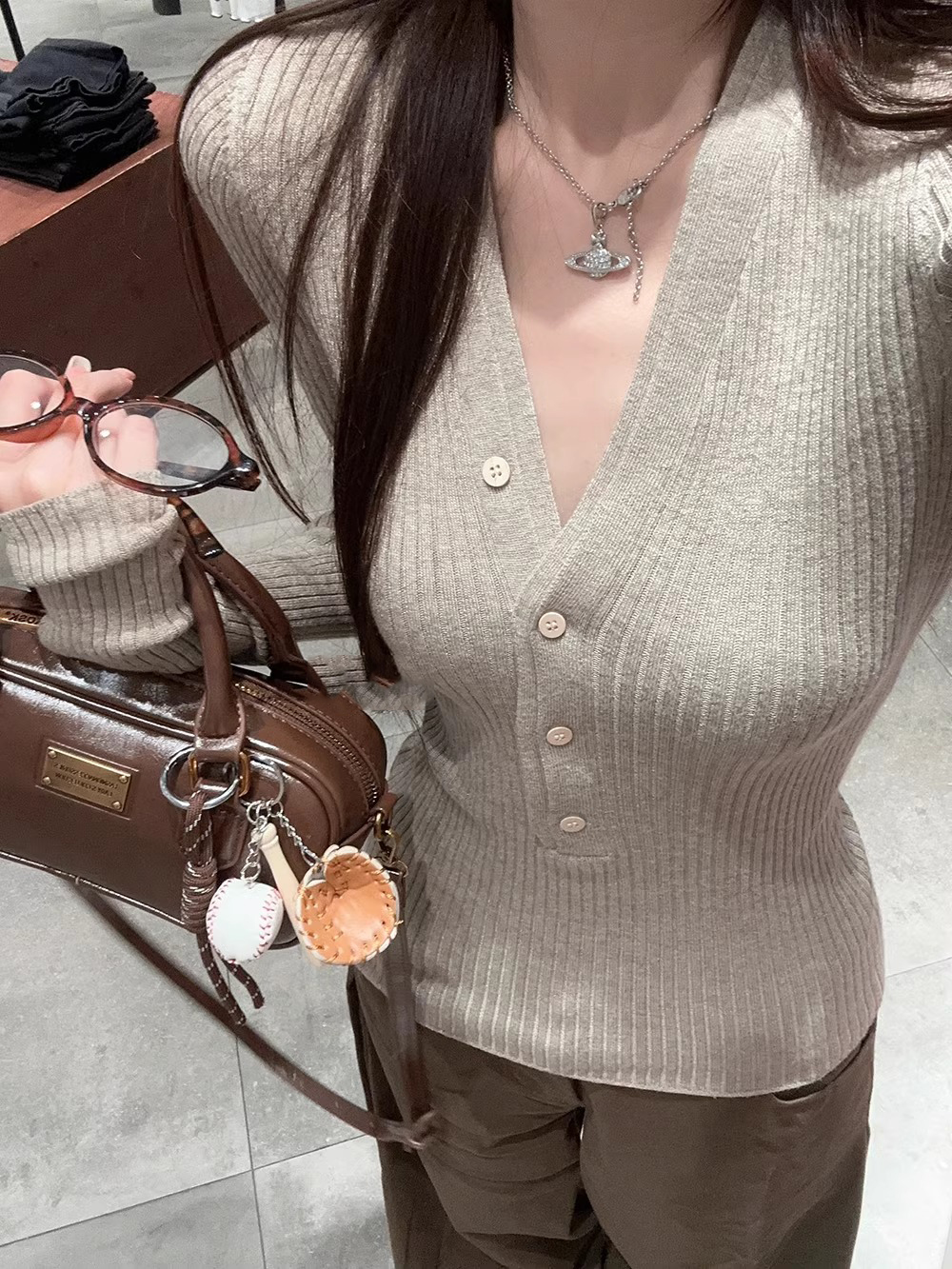 辣妹V領長袖紅色針織衫女裝春季小眾修身短款打底衫內搭黑色上衣