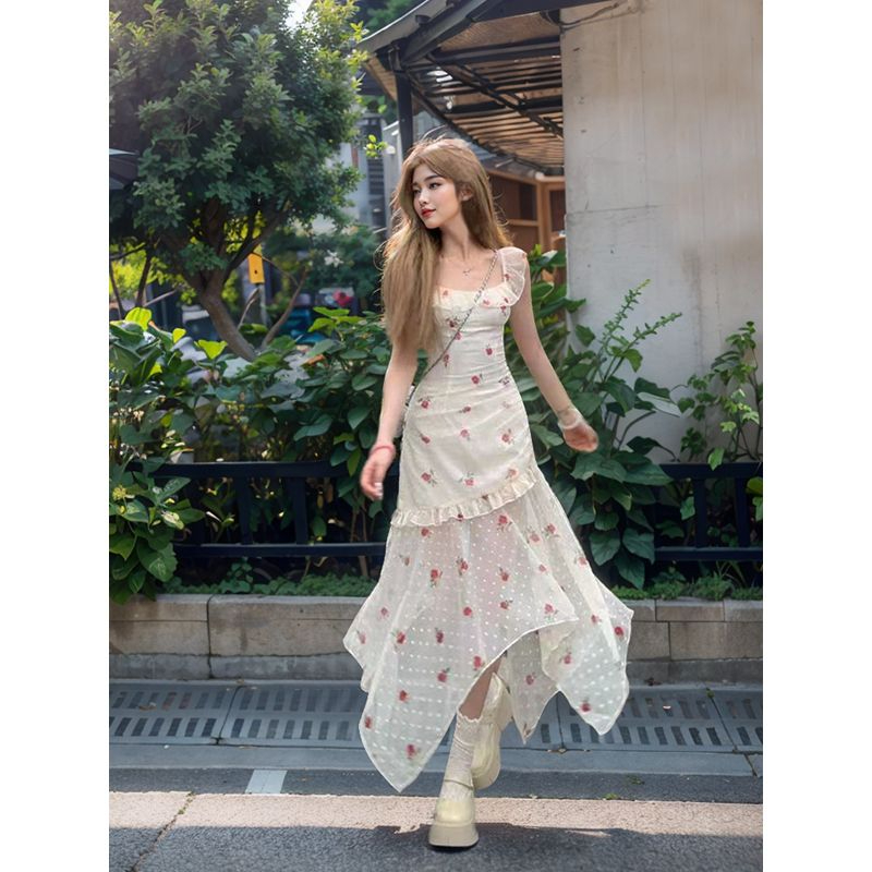 法式溫柔氣質收腰不規則碎花連衣裙女夏季甜美初戀小個子沙灘短裙