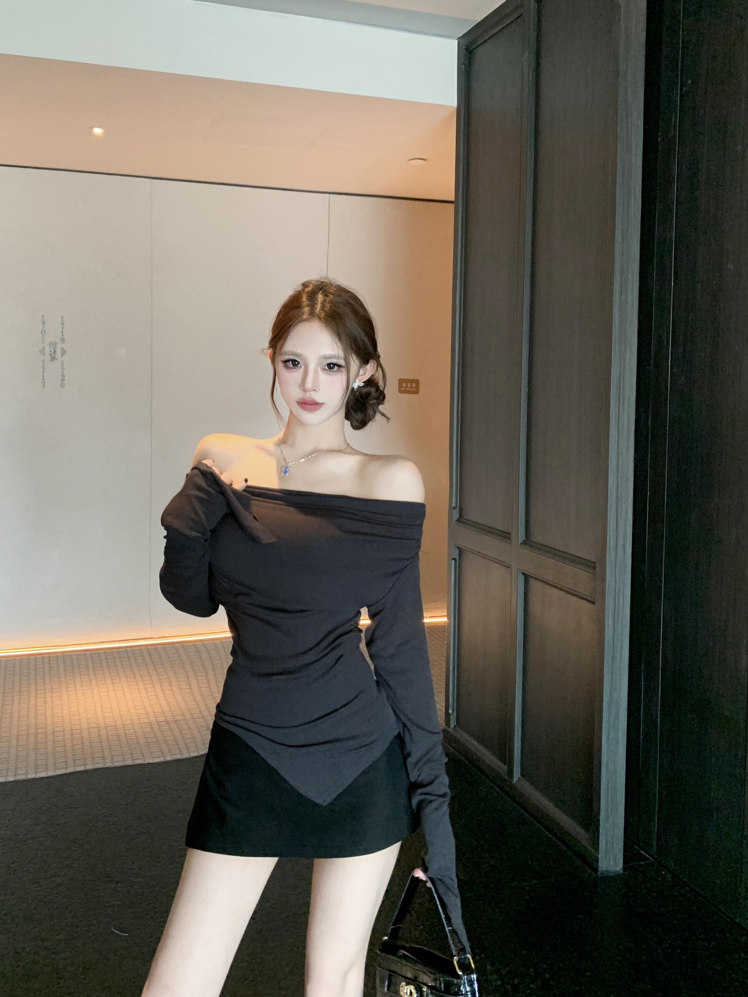 Real shot of off-shoulder sexy long-sleeved T-shirt for women in spring one-shoulder pleated slim fit irregular top