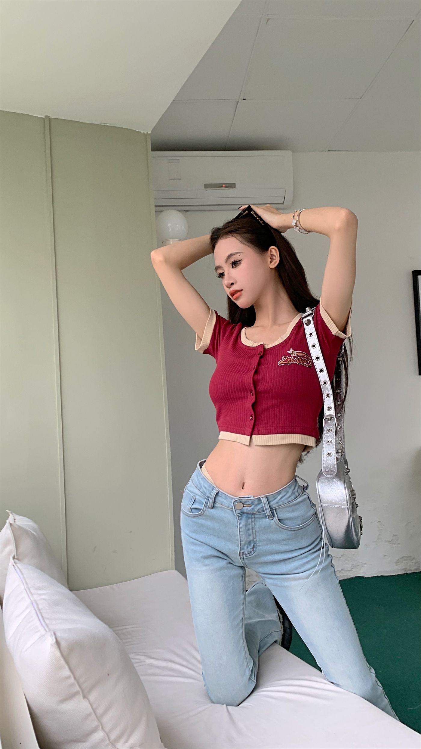 純欲甜辣妹性感短款露臍上衣女夏設計感小眾顯胸大u領燙鑽短袖t恤