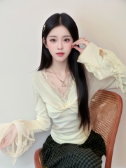 設計感蕾絲邊V領長袖T恤女春季純欲風扭結磨毛打底衫