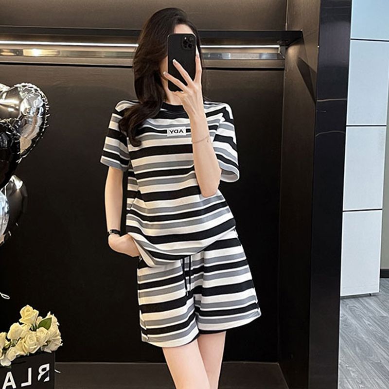 Fashionable and fashionable sports suit for women summer 2025 casual striped shorts shorts two-piece set loose age-reducing running suit