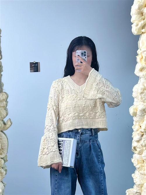 針織衫辣妹早春季新款女裝復古慵懶風鏤空V領喇叭袖寬鬆長袖上衣