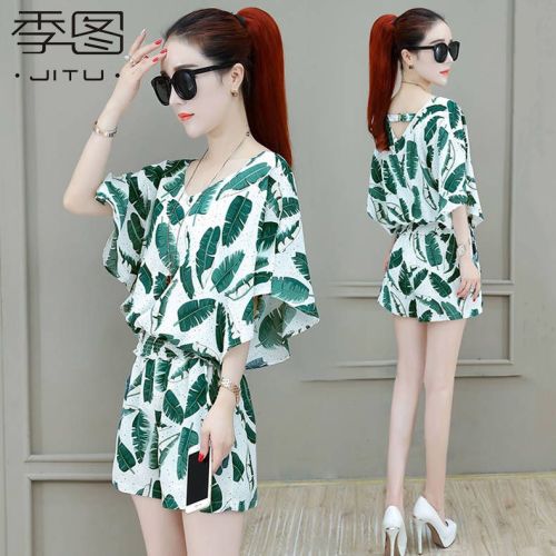 Ice silk floral shorts set 2025 new summer fashion internet celebrity is very fashionable and fashionable. Two-piece set for age-reducing and slimming