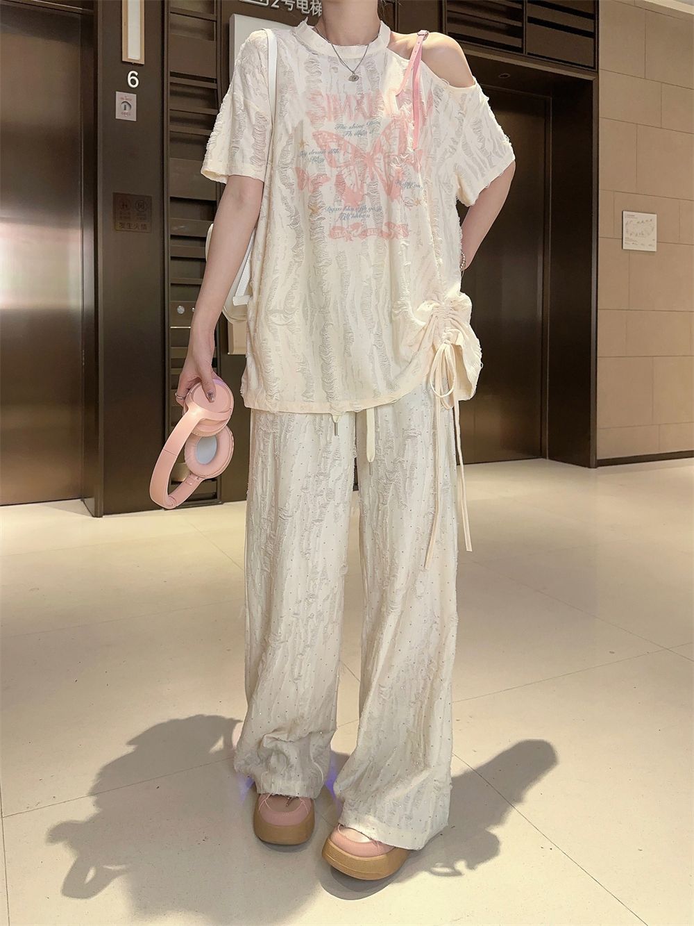 Design-sensual niche ripped T-shirt for women's summer irregular off-shoulder round neck sweet sweet cool top