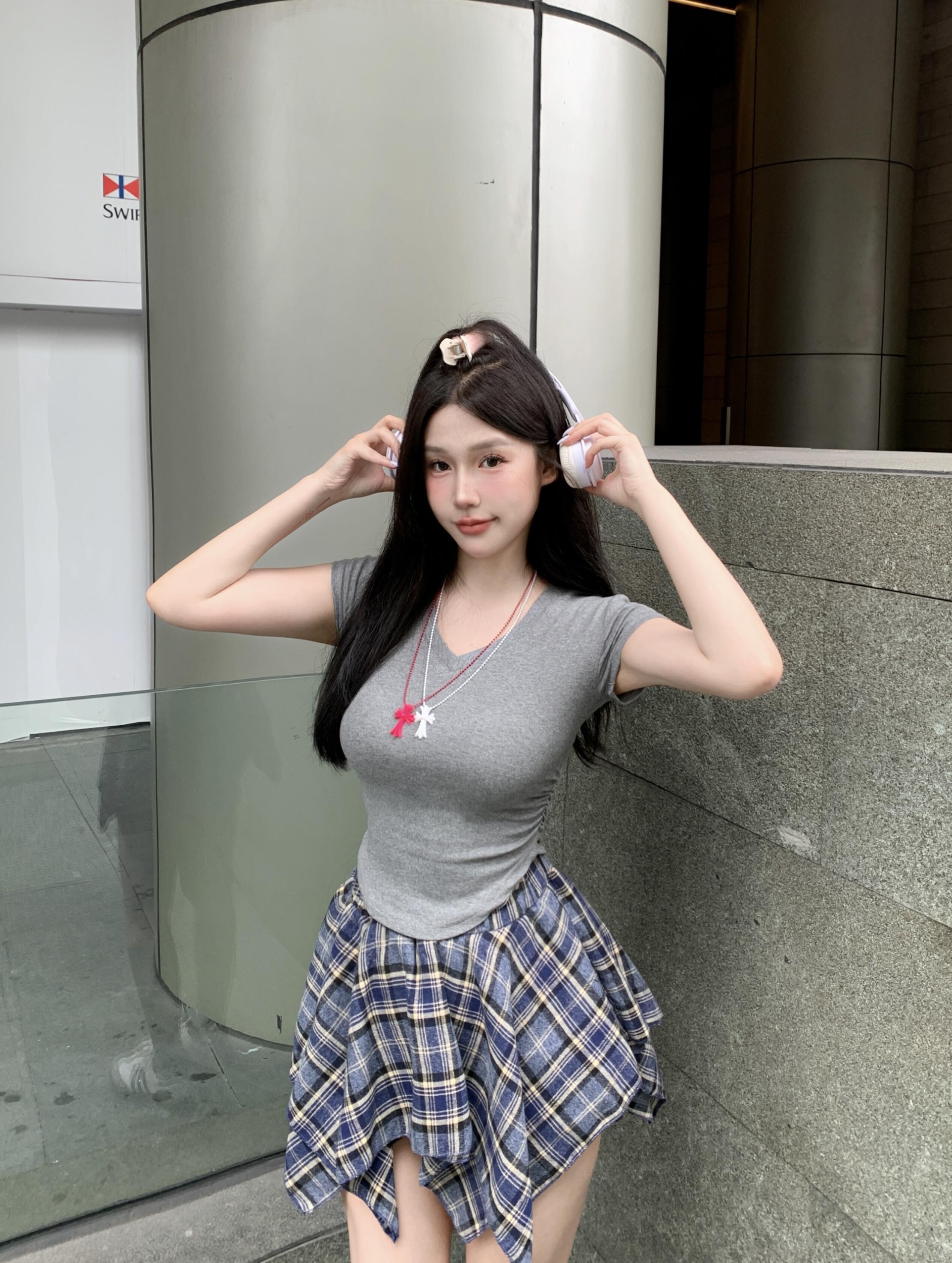 Real shot, gray V-neck, front shoulder slim short-sleeved T-shirt + irregular high-waisted plaid A-line skirt two-piece set