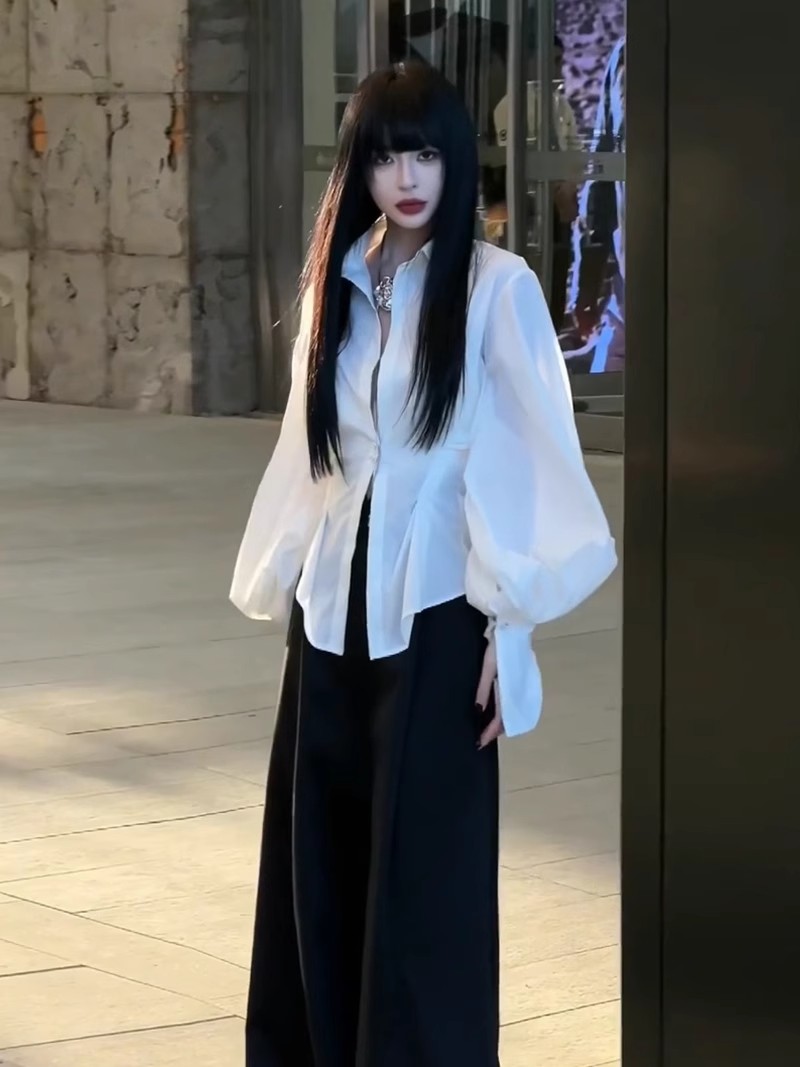 A complete set of white lantern sleeve shirt, black wide-leg pants, high-end two-piece suit