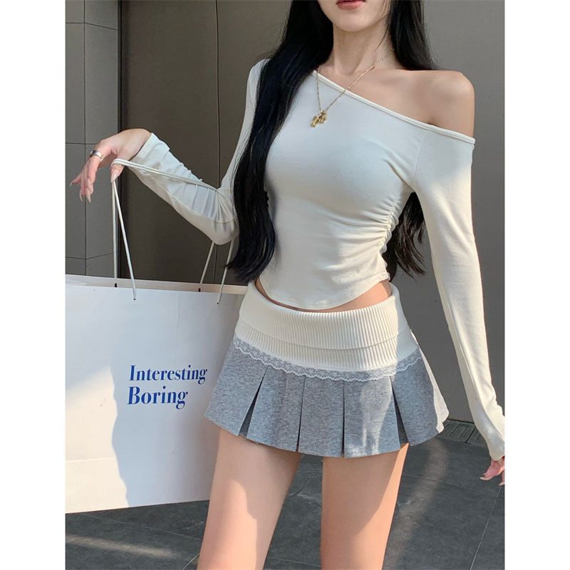 A-line short skirt for women with lace floral details, featuring a high-waist design for a flattering and slimming effect, in a semi-fitted college style, perfect for spring.