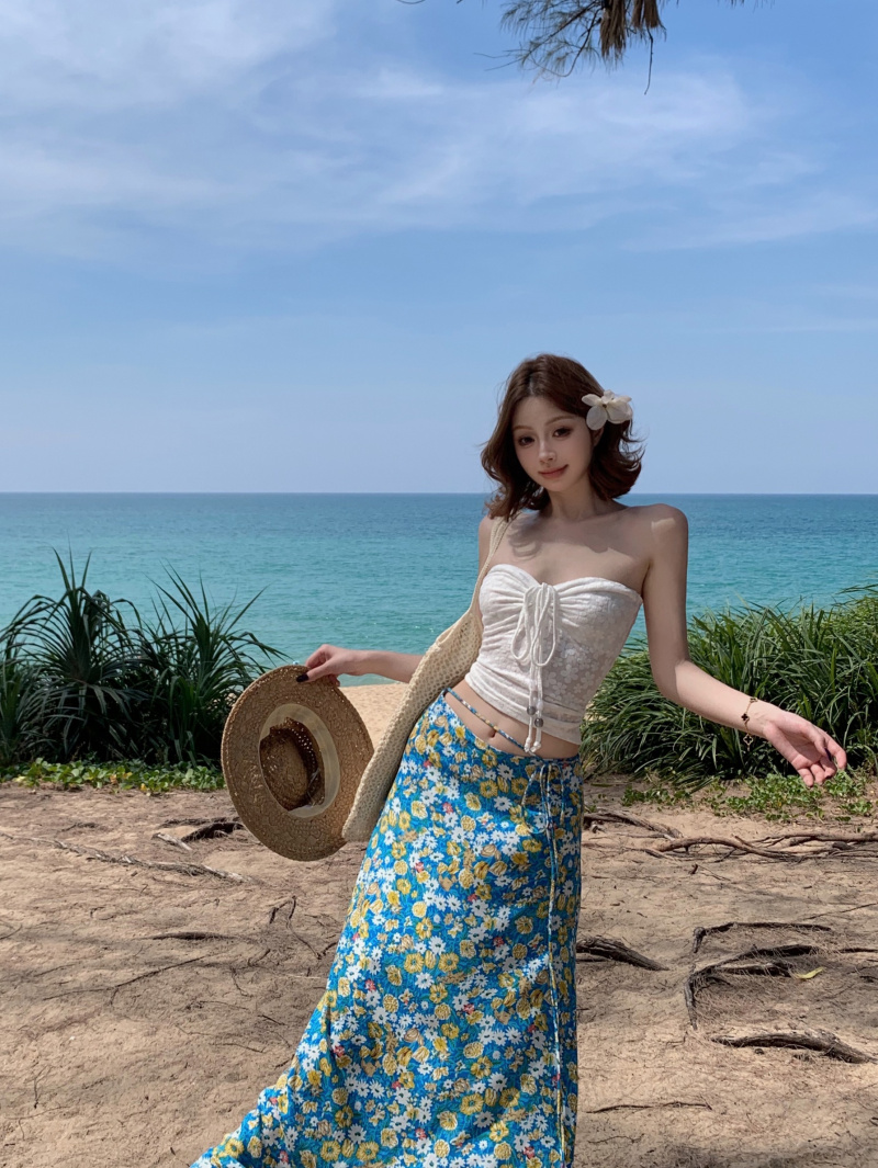 Real shot of seaside vacation style drawstring vest top summer blue floral skirt two-piece set