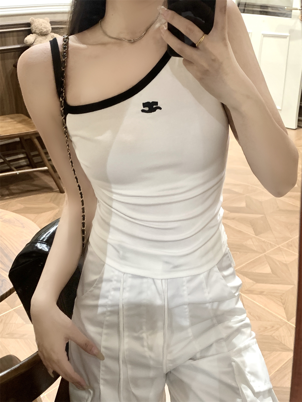 Real shot of a single-length short-sleeved T-shirt for women