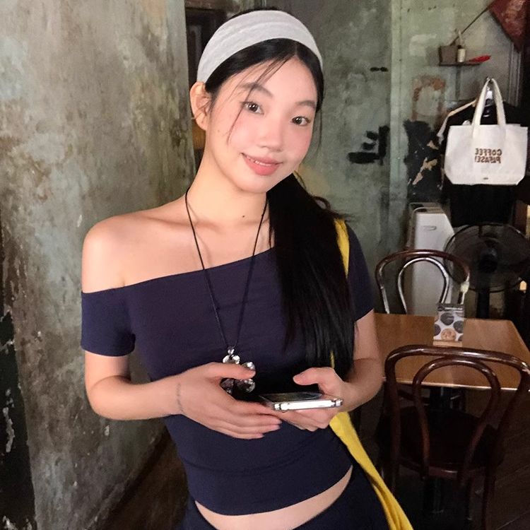 美式辣妹設計感小眾紅色斜肩短袖T恤女夏季別致修身顯瘦上衣