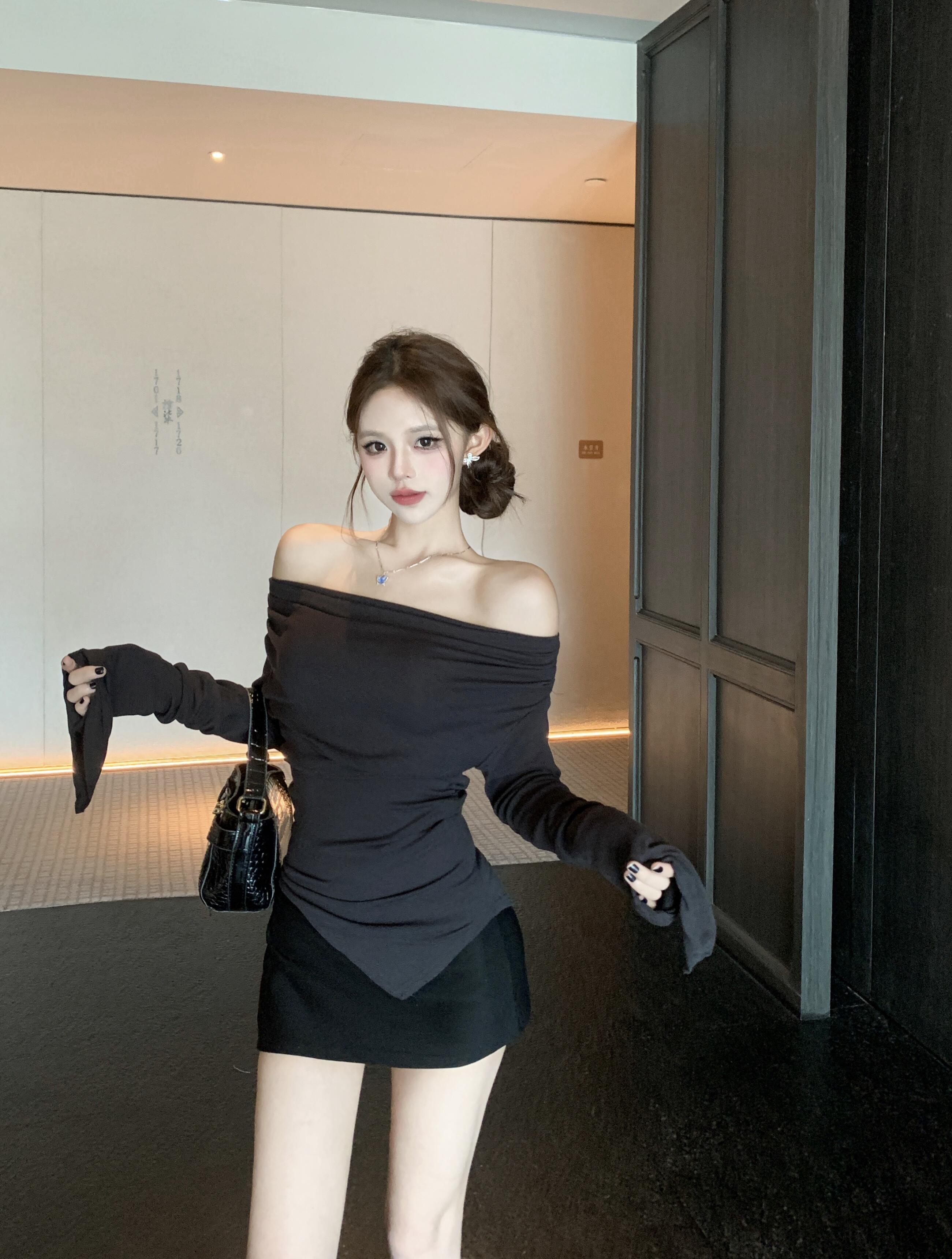 Real shot of sexy one-shoulder long-sleeved T-shirt for women in spring off-shoulder pleated slim fit irregular top