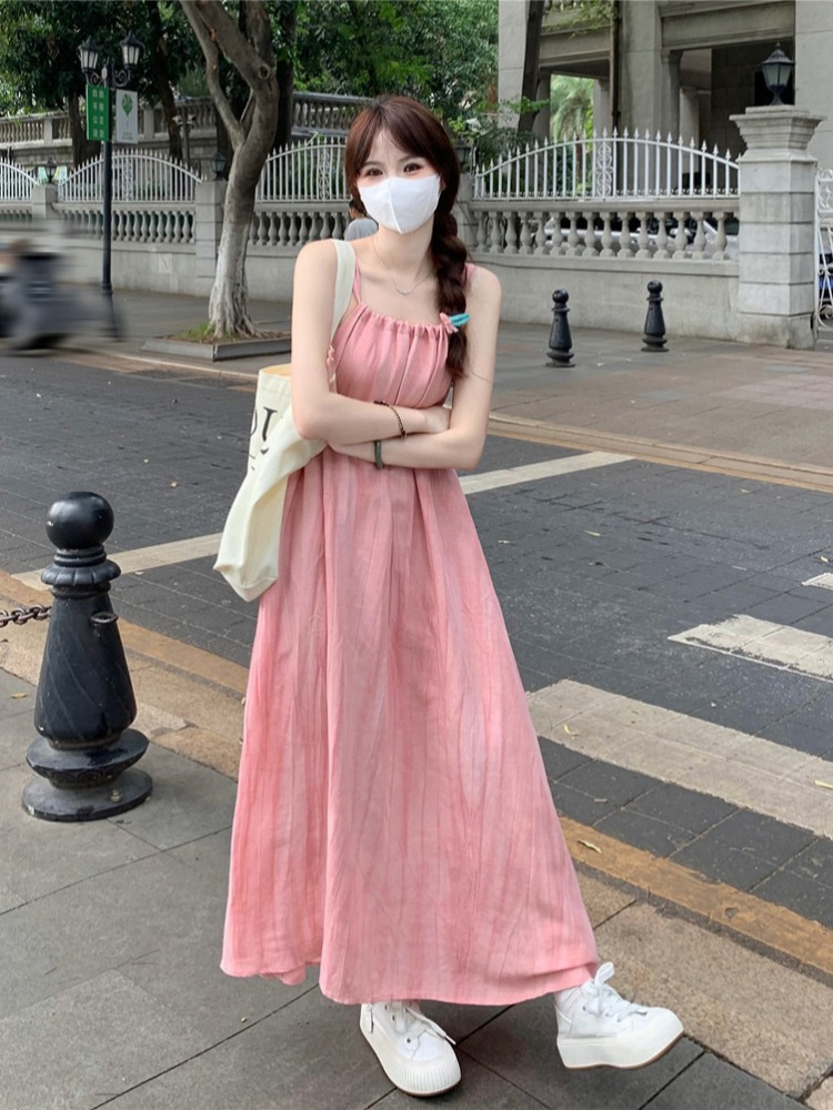 度假風粉色吊帶連衣裙女2025年夏季寬鬆休閒顯瘦A字裙中長裙子