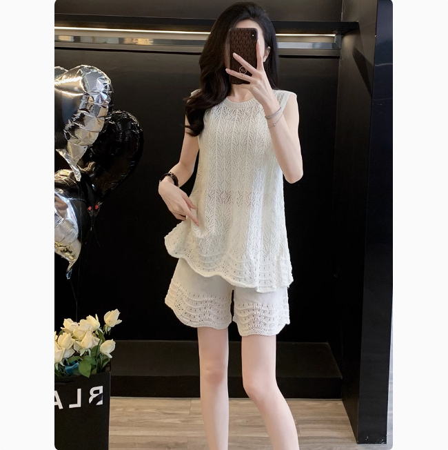 Light mature lady casual fashion suit for women in summer milk-style white hollow knitted sleeveless top shorts two-piece set