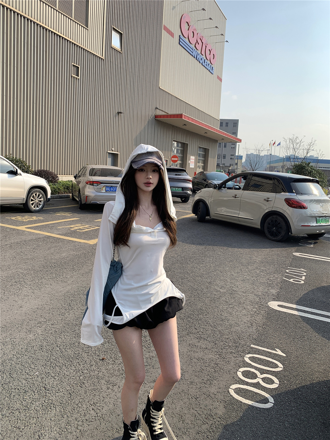 Real shot!  White long-sleeved T-shirt slim-fitting design hooded top for women's flower buds and shorts two-piece set