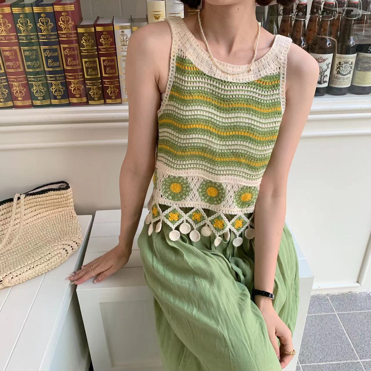 French retro small suspender top hollow hook flower ethnic style knitted vest for women in summer outdoor wear on the beach vacation