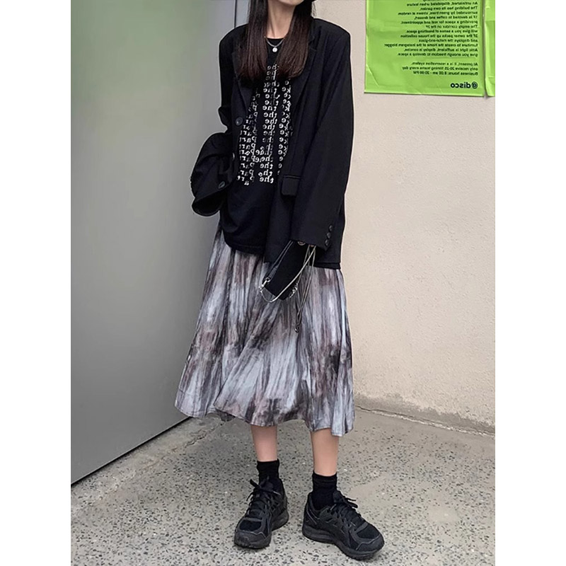Green gradient printed oil painting style skirt for women in early spring new French retro tie-dyed high-waisted slim umbrella skirt