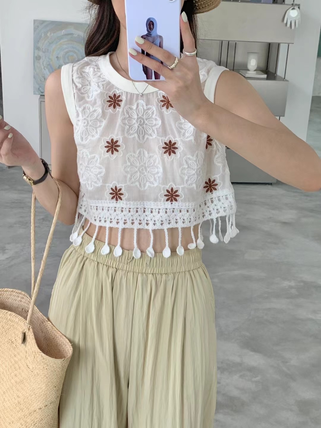 Sleeveless shirt vest for women wearing new summer design unique round neck vest short top