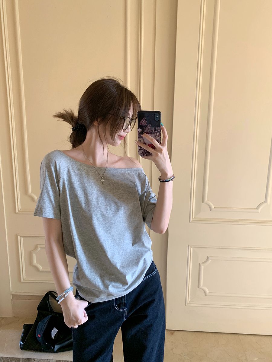 Niche design off-shoulder gray short-sleeved T-shirt for women in summer chic loose casual simple off-shoulder black top