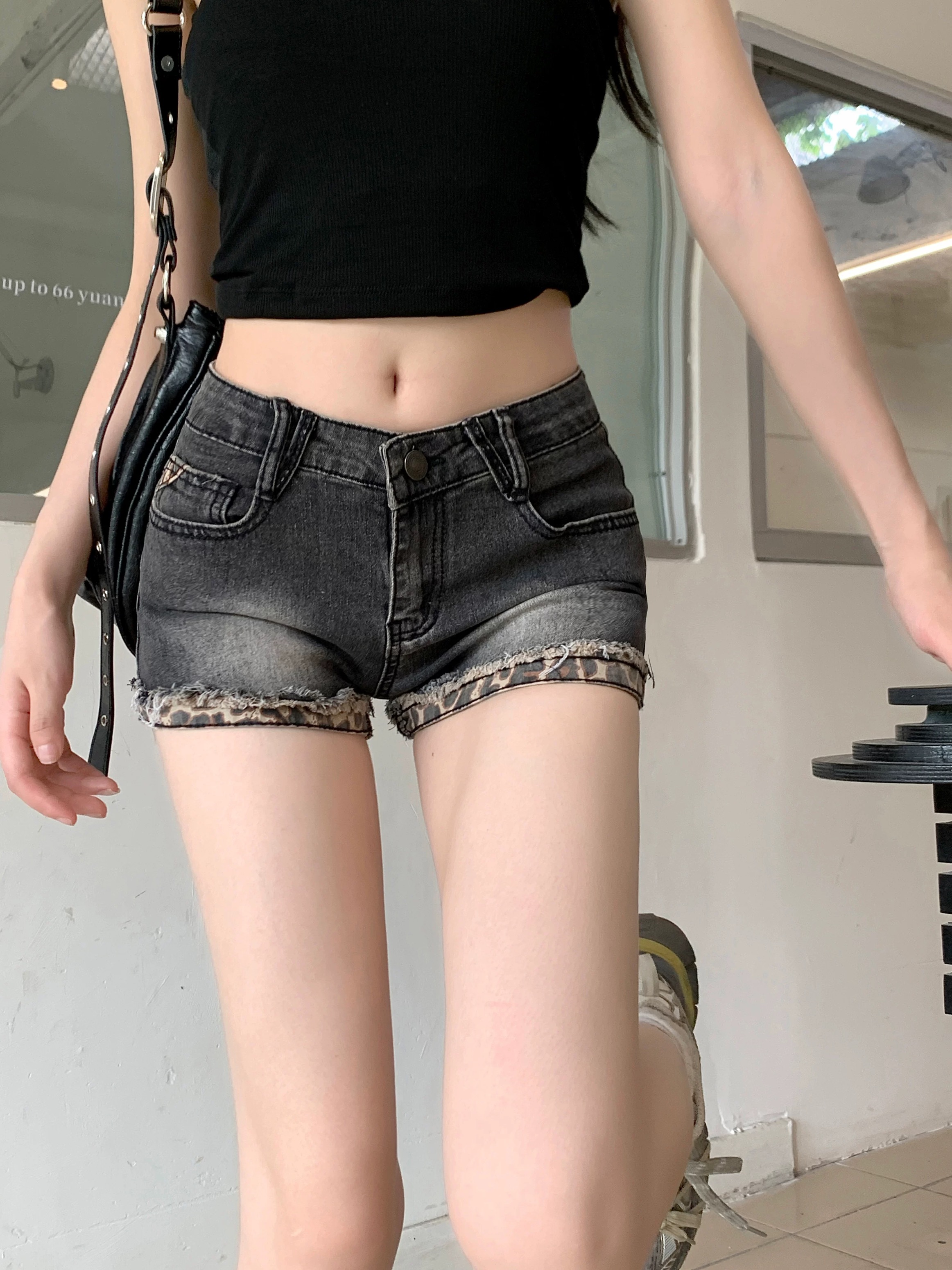 2025 American retro washing and old high waist sexy jeans for women in summer spliced ​​leopard print stretch shorts