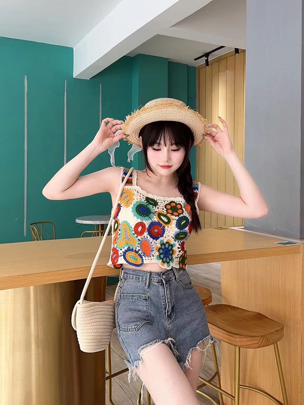 Design sense hollow hook suspender vest for women in summer 2025 new small person with unique sleeveless short top