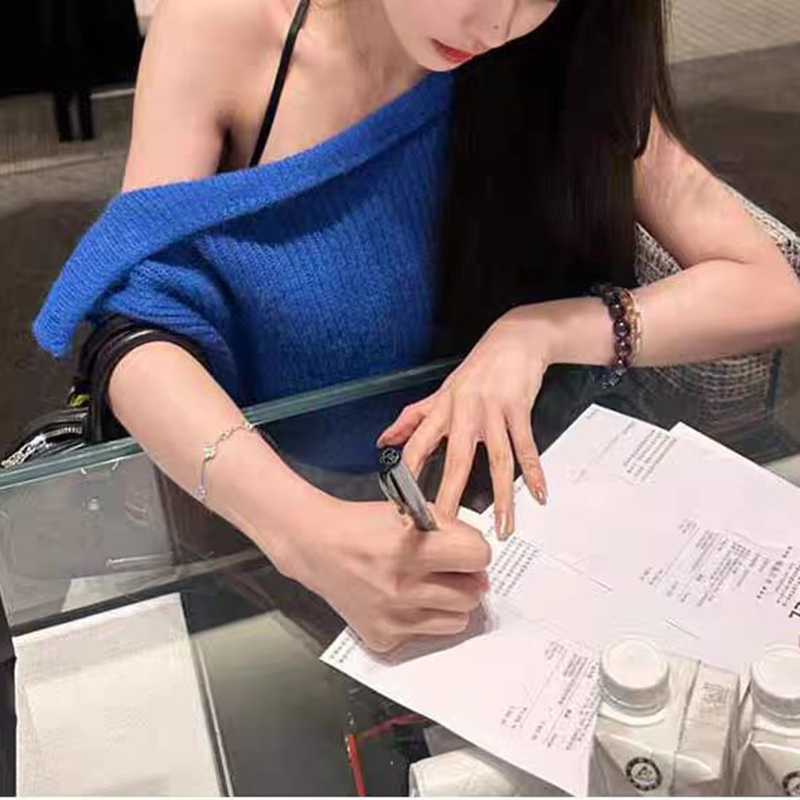 Temperamental celebrity chic slanted shoulder sweater for women 2025 new French loose and versatile blue off-shoulder sleeveless top
