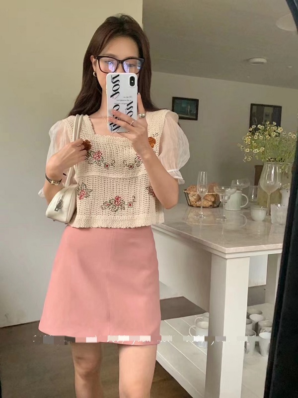 French spliced ​​puff sleeve square collar shirt for women in summer hollow knitted shirt design retro embroidered temperament top