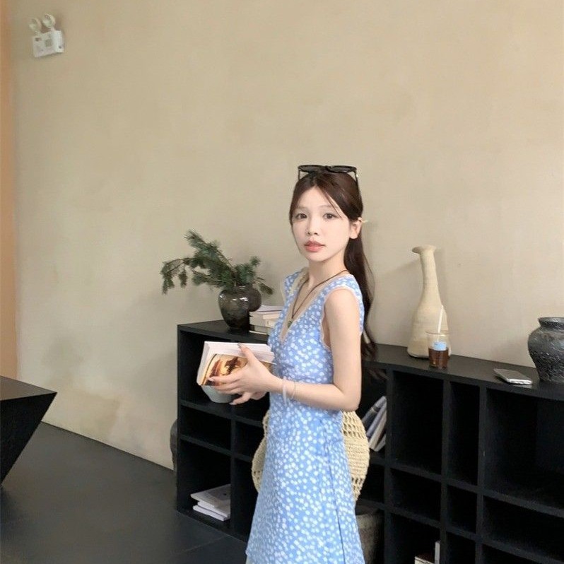 韓系藍色清新碎花v領背心連衣裙女夏季修身度假風無袖收腰短裙子