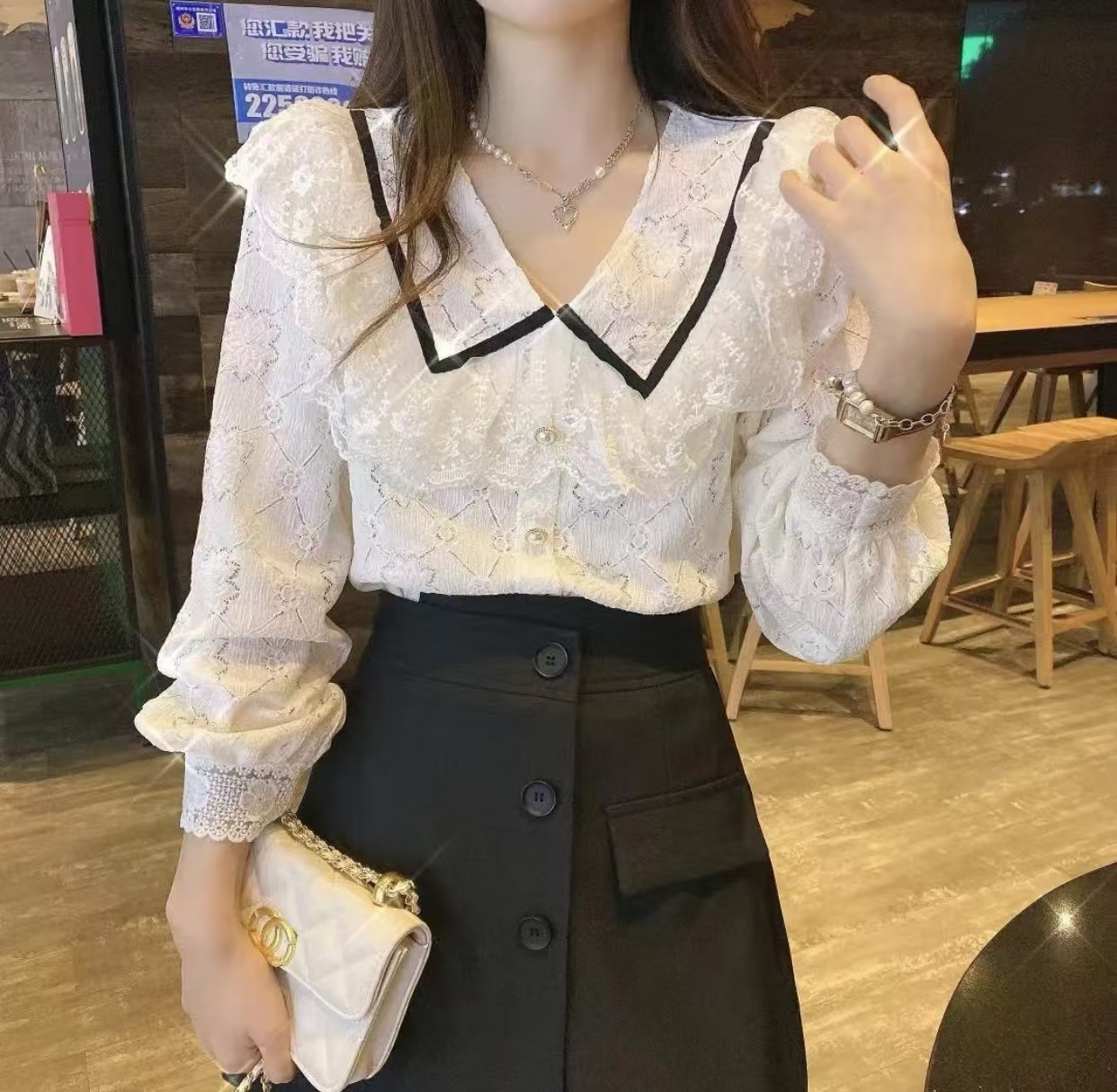 New Korean contrasting color doll collar lace lace splicing sweet age-reducing hollow hook-flower shirt Modified