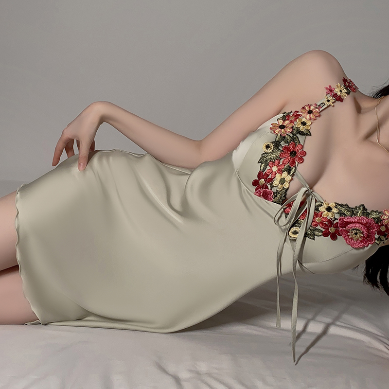 Real shot of 25 years new deep V plus breast pad underwear sweet embroidered lace sexy suspender nightgown home clothes