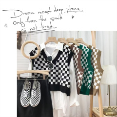 Checkerboard V-neck layered vest for women in autumn and winter new style small lazy loose knitted horse clip vest