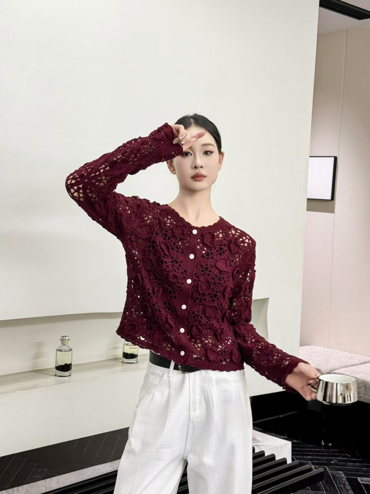 New V-neck crochet hollow long-sleeved sweater to make you look slim and short cardigan top
