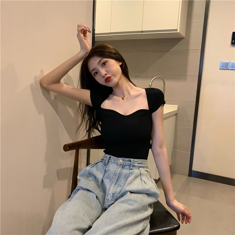 Real shot French square neck slim fit knit top