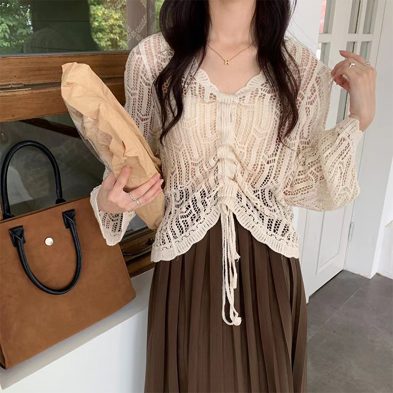 Design-sensing hollow knitted sweater fashionable 2025 Korean version drawstring hook flower V-neck long-sleeved top short small