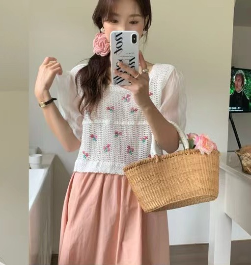 New summer Korean retro style hollow hook flower puff sleeve design niche chic top