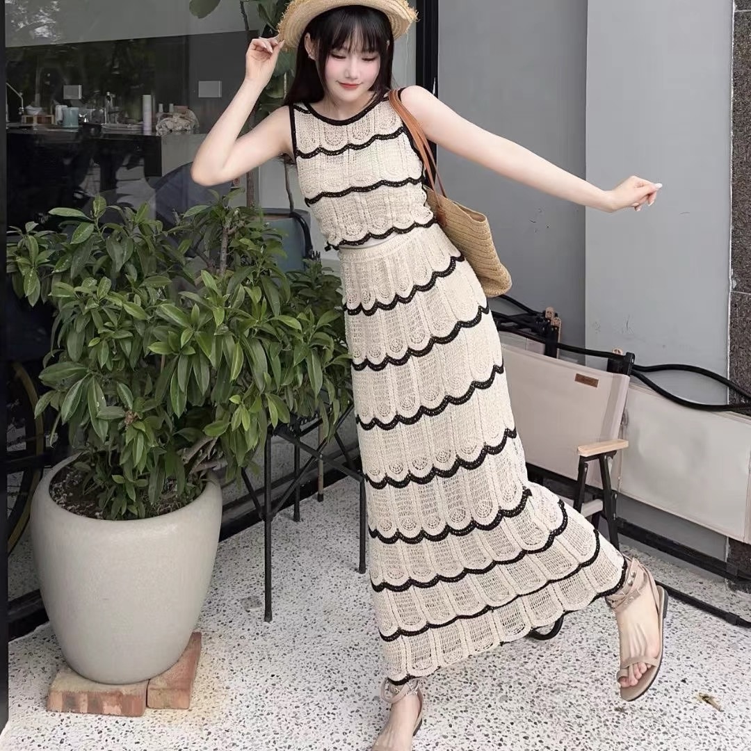 Vacation wind wave pattern hook flower hollow contrast color knitted suspender vest for women in summer high waist A-line skirt two-piece suit