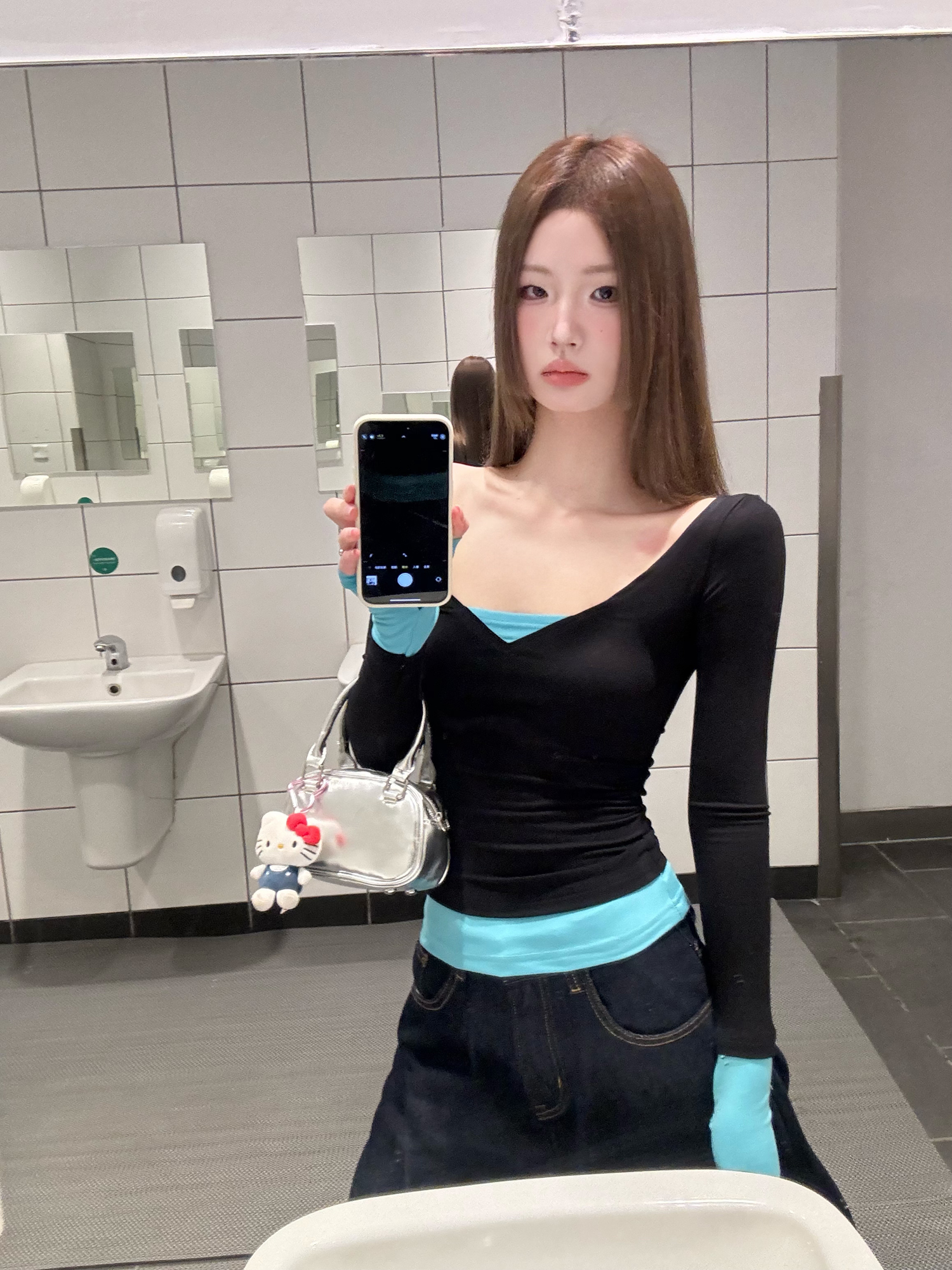 Real shot~ Spring and summer V-neck hot girl style slim long-sleeved contrasting color niche design T-shirt base shirt top