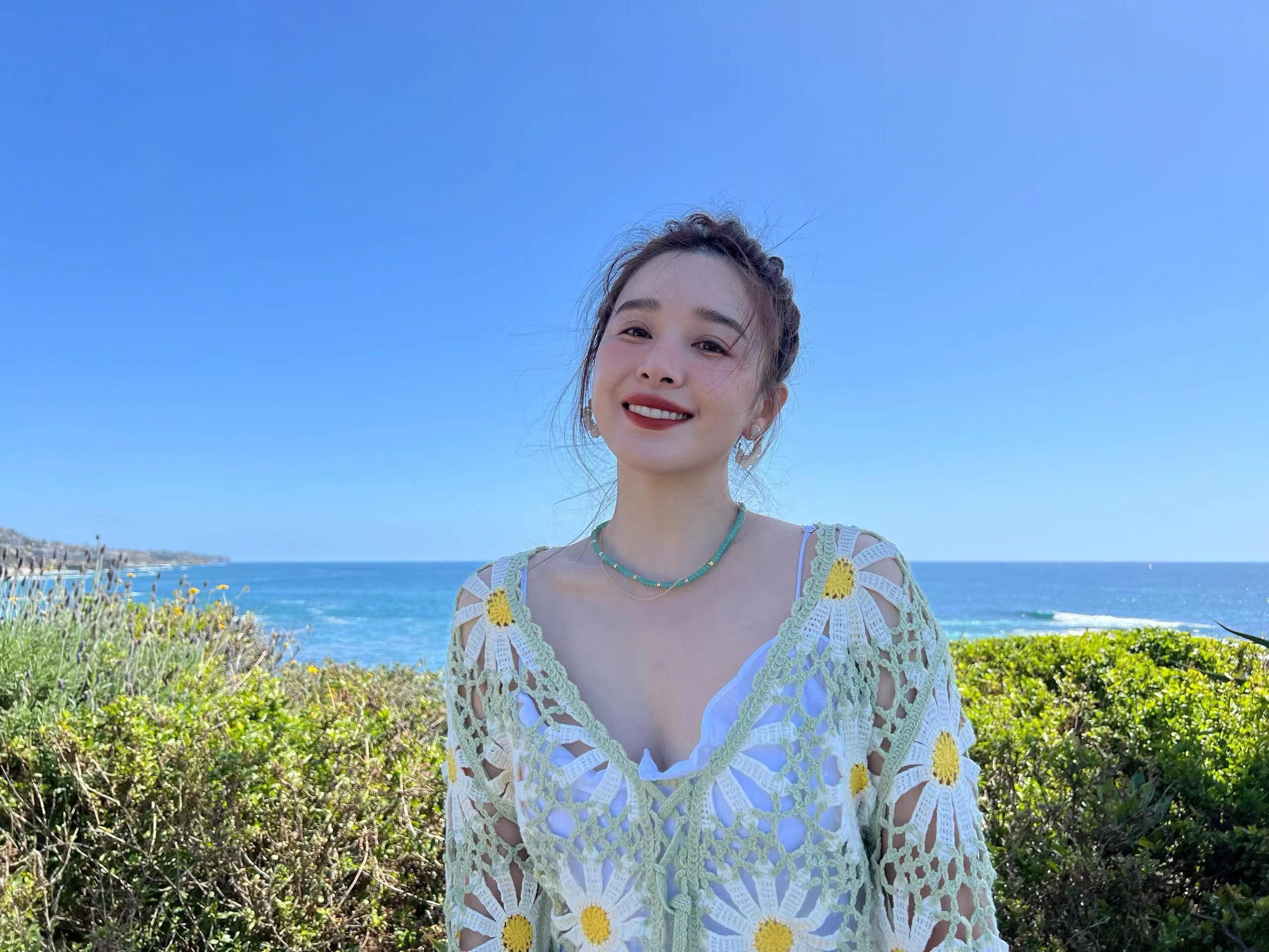 Kan Qingzi's same sweet daisy hollow V-neck lace-up long-sleeved short knit sweater