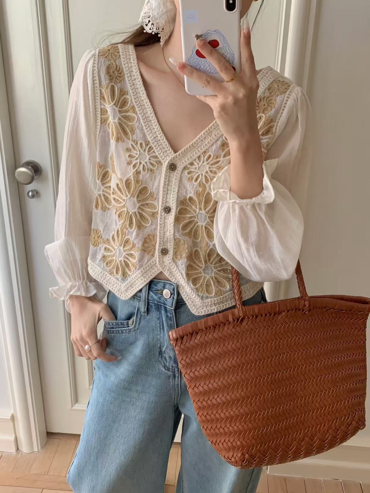 Embroidered lace spliced ​​long-sleeved knitted cardigan for women in spring 2025 new design niche jacket thin top