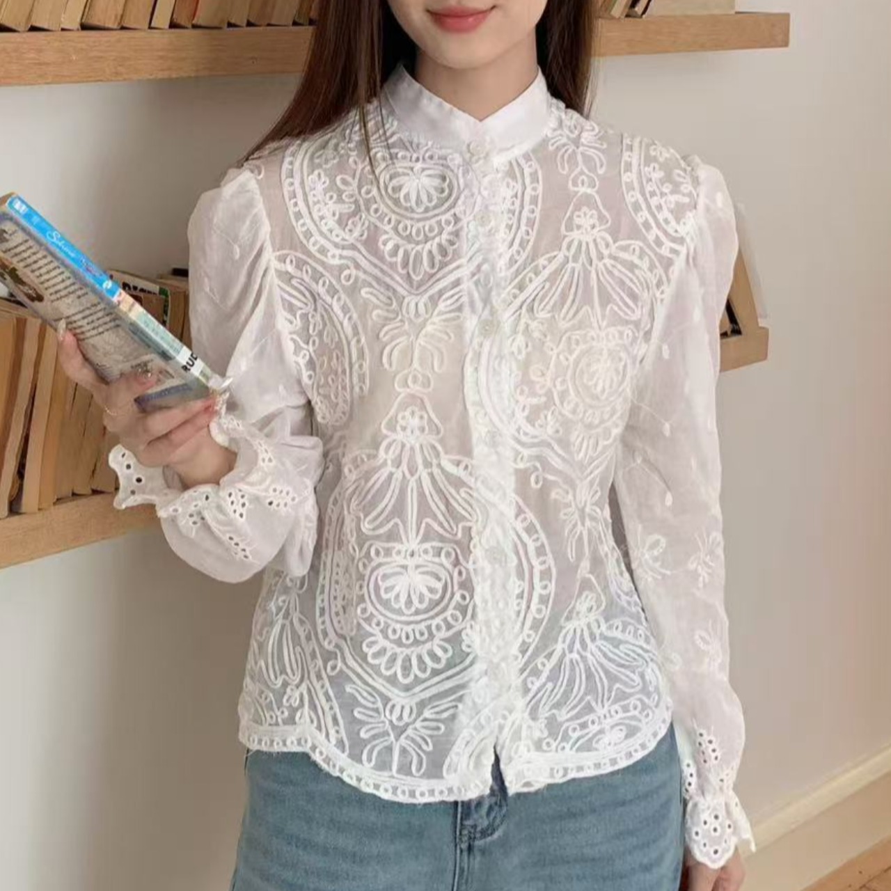 Gentle style embroidered three-dimensional floral shirt for women in spring 2025 new fashionable age-reducing loose lace lace top