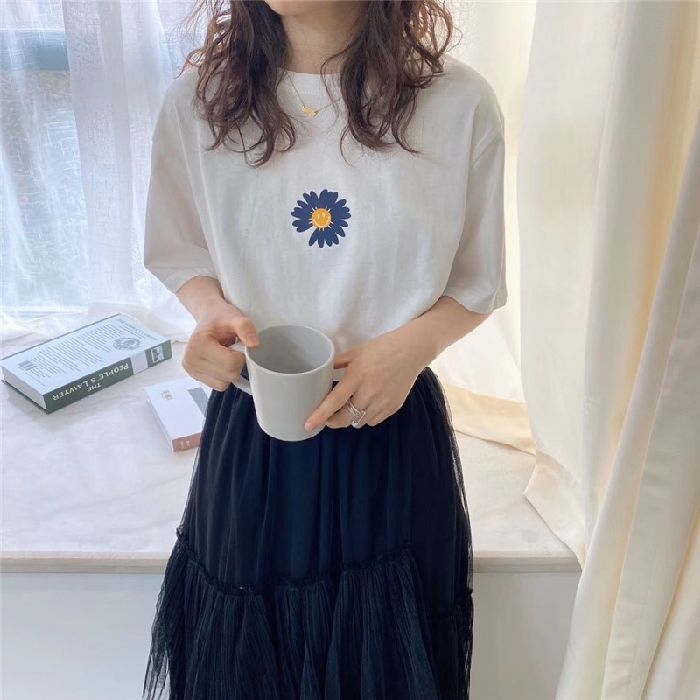 Small daisy printed short-sleeved T-shirt for women in summer Korean style loose T-shirt versatile top