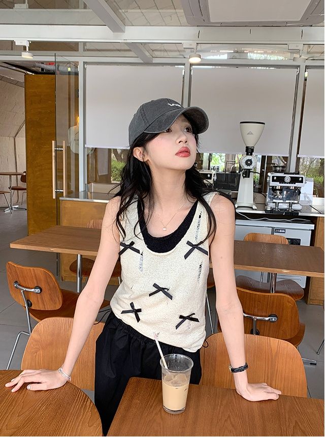 Fake two-piece contrasting bow vest for women in summer slim fit and slim hot girl niche curly ripped knitted top