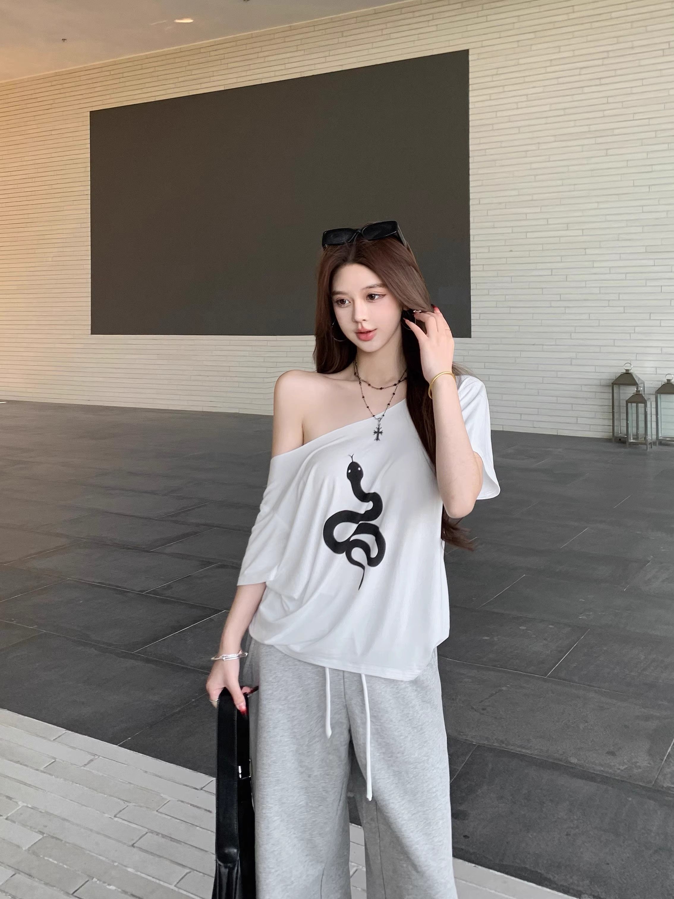 Little snake printed off-shoulder short-sleeved T-shirt for women in summer loose white design hot girl chic unique versatile top