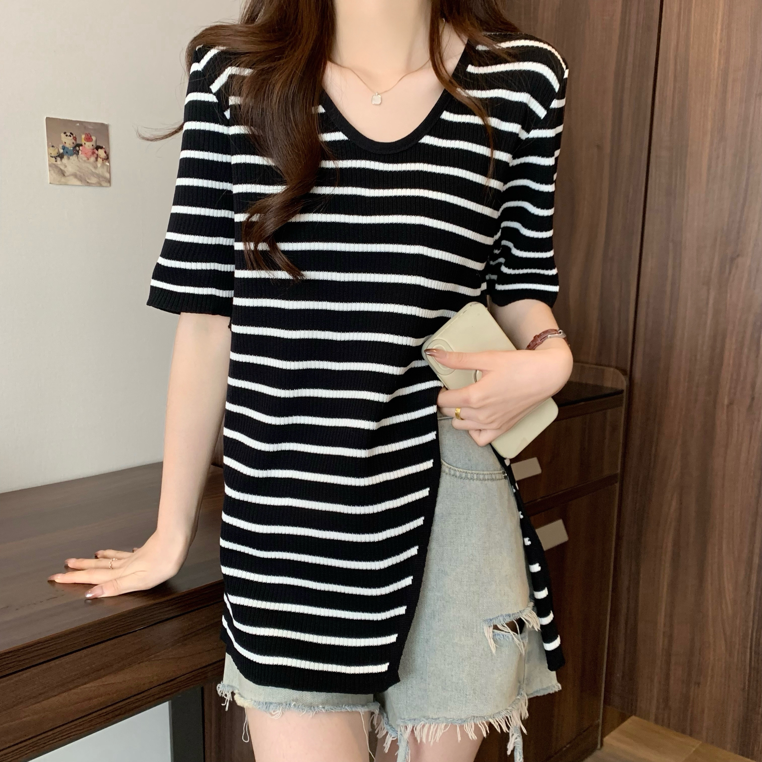 Real shot, new Korean style design, ice silk v-neck short-sleeved knitted sweater